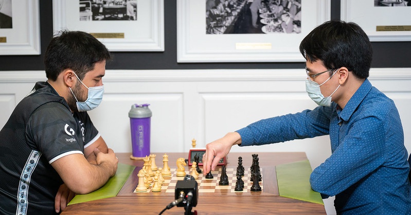   Kỳ thủ Lê Quang Liêm (bên phải) thi đấu tại Giải cờ vua quốc tế Saint Louis 2021. (Ảnh: Grand Chess Tour).