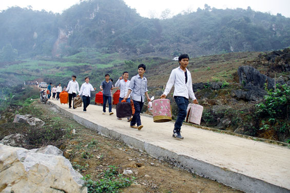 Từ sáng sớm ngày 18-3, đông đảo người dân đặc biệt là người dân tộc Mông đã tập trung về trung tâm xóm Lân Quan dự Ngày hội.