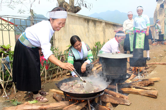 Trên 200 nghệ nhân người dân tộc Mông đã tham gia vào các phần thi và biểu diễn tại Ngày hội. Trong ảnh, phụ nữ xã Tân Long thi nấu món ăn truyền thống.