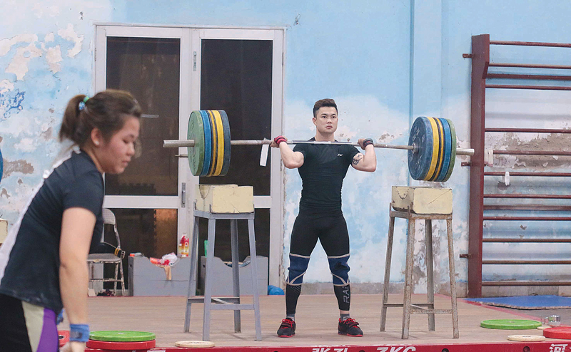  Vận động viên Lại Gia Thành của đội tuyển cử tạ Việt Nam nỗ lực tập luyện để bảo vệ chức vô địch SEA Games. Ảnh: Quý Lượng