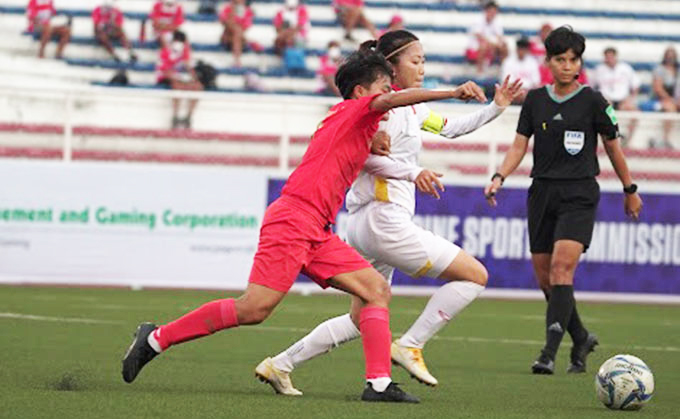  Pha tranh bóng giữa các cầu thủ đội tuyển nữ Việt Nam (áo trắng) và đội tuyển nữ Myanmar, trong trận tranh hạng Ba AFF cup nữ 2022. Ảnh: VFF