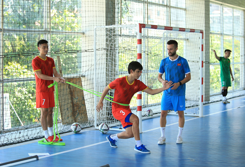   HLV thể lực Miguel Ledesma Carrasco hướng dẫn các cầu thủ. (Ảnh: VFF)