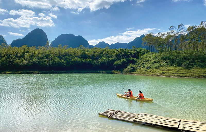  Du khách chèo thuyền kayak trên hồ Nong Dùng. Ảnh: Thùy Linh