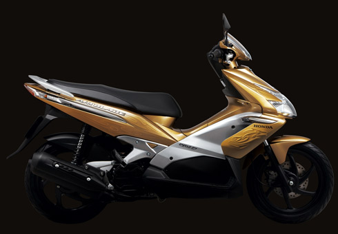 Honda Air Blade phiecirc;n bản mới coacute; thecirc;m hai magrave;u tugrave;y chọn, đỏ vagrave; vagrave;ng.
