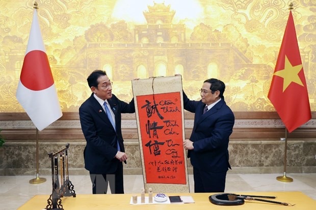  Thủ tướng Phạm Minh Chính tặng Thủ tướng Nhật Bản Kishida Fumio bức thư pháp "Chân thành-Tình cảm-Tin cậy."