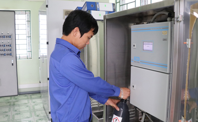  Công nhân vận hành hệ thống quan trắc, xử lý nước thải tự động.