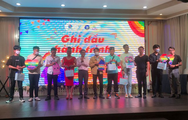  Lãnh đạo Trung tâm Kiểm soát bệnh tật tỉnh Khánh Hòa tặng hoa cho những thành viên tham gia hoạt động tại chương trình
