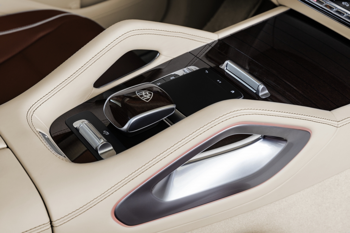 Toàn bộ ghế trên Mercedes-Maybach GLS 600 4MATIC đều là ghế thông minh Active Multicontour, có khả năng tùy chỉnh tựa lưng và hông ghế bằng đệm khí, tích hợp massage, sưởi ấm, làm mát và giữ cân bằng khi vào cua. Bảng điều khiển cũng được tích hợp các công nghệ của Mercedes-Benz nhưng được tinh chỉnh đặc biệt cho Maybach GLS.