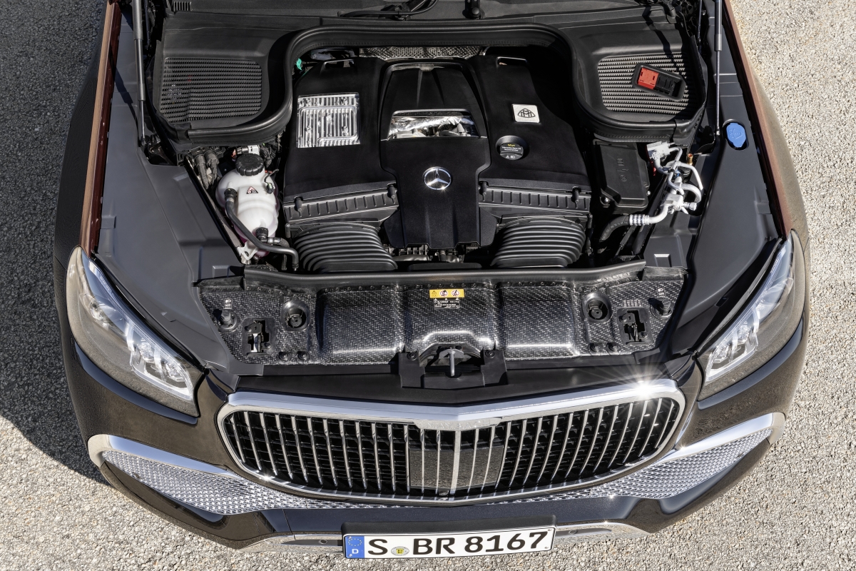 Mercedes-Maybach GLS 600 4MATIC sử dụng động cơ V8 4.0L tăng áp kép, có thể đạt công suất tối đa 557 mã lực và mô-men xoắn cực đại 730 Nm. Hệ thống Mild-hybrid EQ Boost với nền tảng 48V có thể hỗ trợ tức thời thêm 22 mã lực và sức kéo 250 Nm, sức mạnh được truyền qua hộp số tự động 9 cấp 9G-TRONIC và hệ dẫn động 4 bánh toàn thời gian 4MATIC. Xe có thể đạt 100 km/h trong vòng 4,9 giây, con số không tưởng với một “dinh thự SUV” như Mercedes-Maybach GLS 600 4MATIC. 