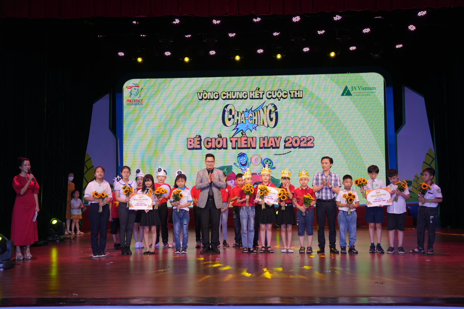  Ngày hội Cha-Ching còn có hoạt động vô cùng thu hút là vòng Chung kết tranh tài của những thí sinh xuất sắc của cuộc thi “Bé giỏi Tiền hay”.