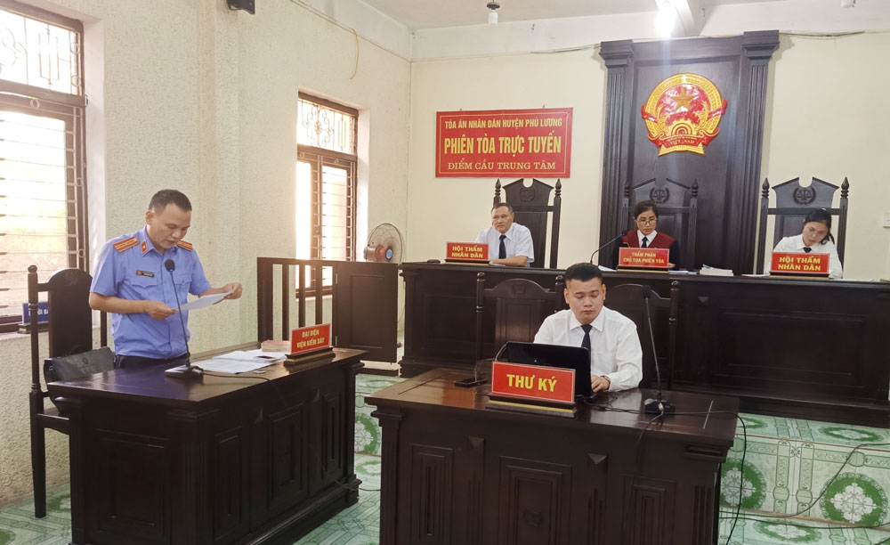  Hội đồng xét xử tại điểm cầu trung tâm Tòa án nhân dân huyện phú Lương.