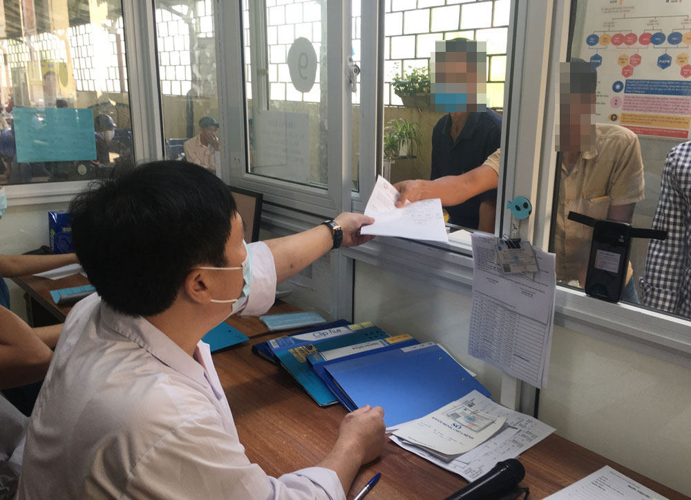  Cán bộ Trung tâm Y tế thành phố Thái Nguyên vừa làm các thủ tục cấp phát thuốc ARV cho người nhiễm HIV, vừa tuyên truyền để họ không hút thuốc lá hoặc chủ động cai thuốc lá.