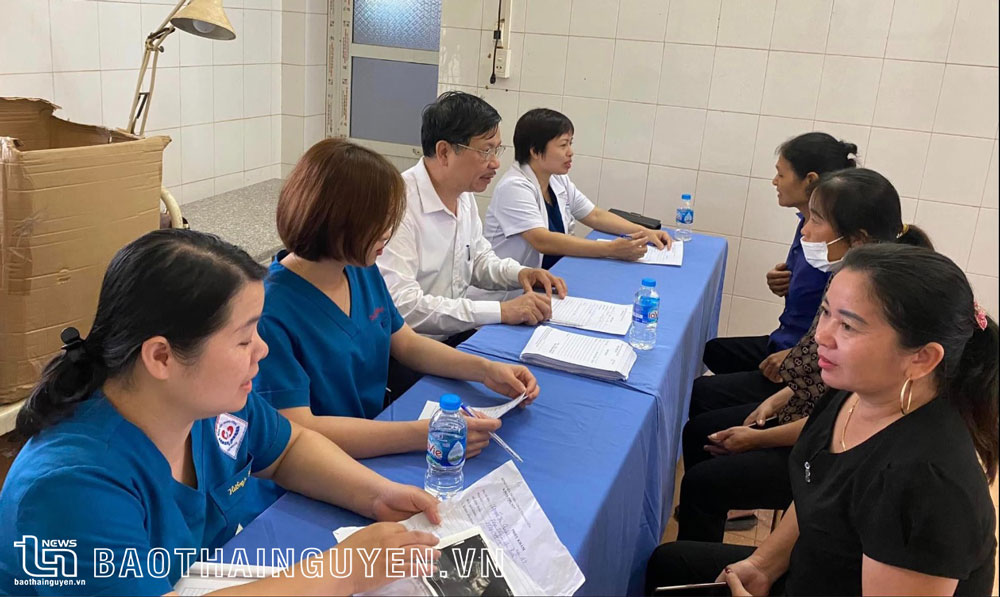  Các bác sĩ Bệnh viện Trung ương Thái Nguyên khám, tư vấn miễn phí các bệnh về tuyến giáp, sản phụ khoa cho hội viên phụ nữ tỉnh Thái Nguyên.
