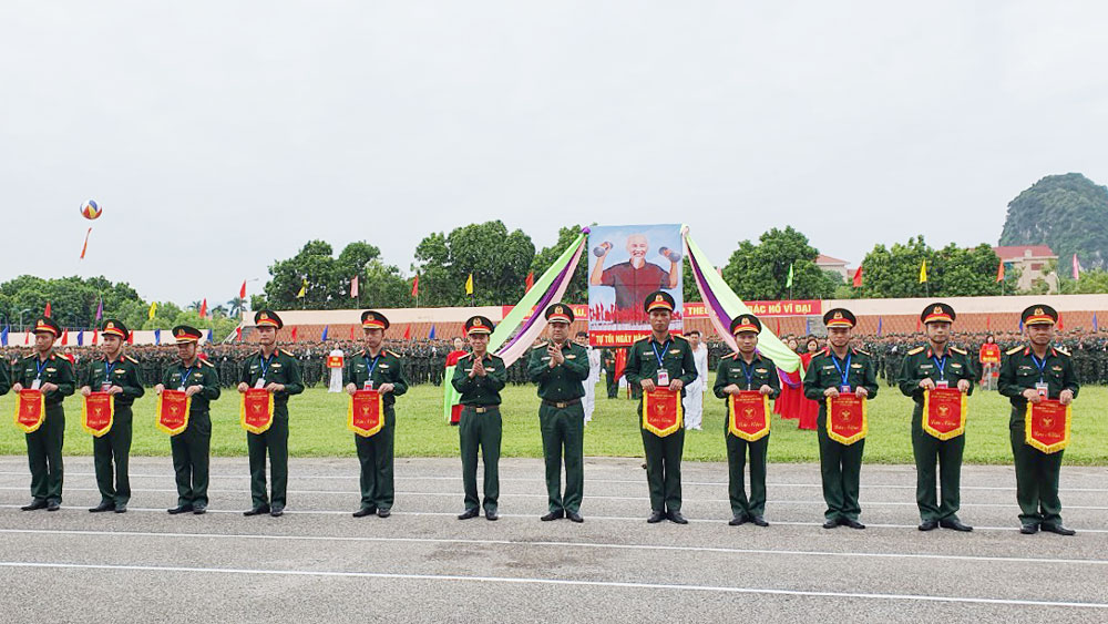  Thủ trưởng Bộ Tư lệnh Quân khu tặng Cờ lưu niệm cho các đoàn tham gia Hội thao.