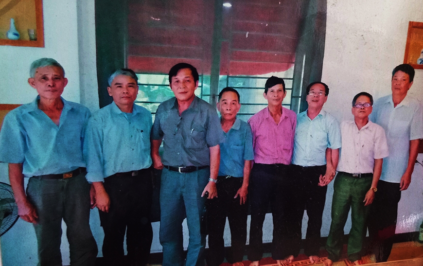  Cựu chiến binh Cao Văn Thường (thứ hai, từ trái sang) cùng đồng đội tại buổi báo cáo kế hoạch trước khi lên đường tìm kiếm, cất bốc hài cốt các liệt sĩ Tiểu đoàn 27 Đặc công trên nước bạn Lào. Ảnh do nhân vật cung cấp