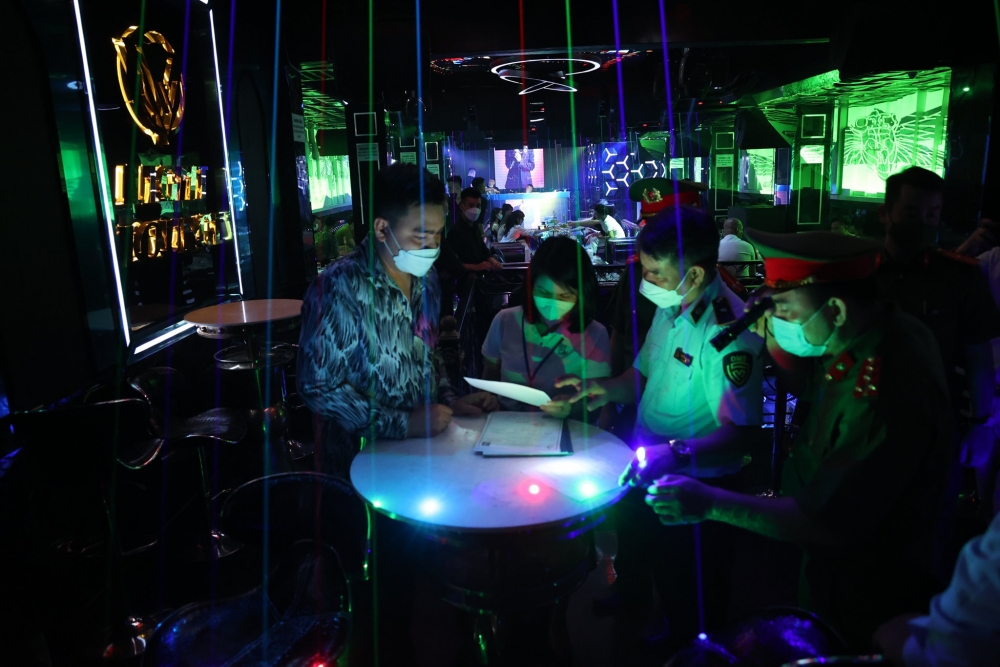 Lực lượng liên ngành quận Hoàn Kiếm (Hà Nội) tăng cường kiểm tra các quán bar, karaoke trên địa bàn.