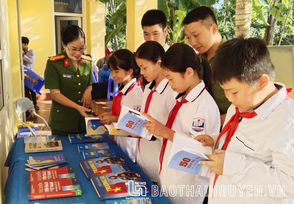  Học sinh Trường Phổ thông dân tộc bán trú THCS Liên Minh (Võ Nhai) tìm hiểu về chủ quyền biển đảo qua sách báo tại khu vực trưng bày.