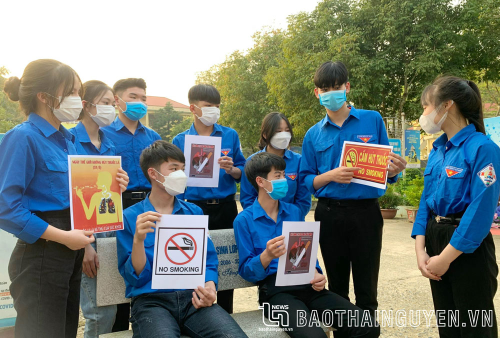 Học sinh Trường THPT Bình Yên (Định Hoá) tuyên truyền về Luật Phòng, chống tác hại của thuốc lá.