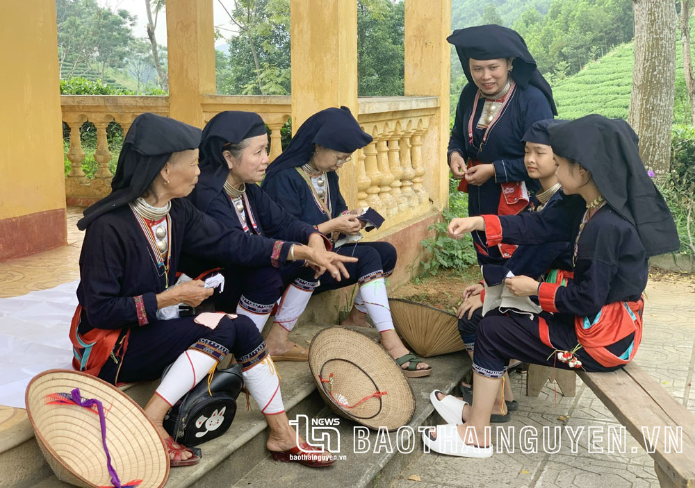  Vào mỗi sáng Chủ nhật hằng tuần, các thành viên Câu lạc bộ giữ gìn bản sắc văn hóa Dao xóm Tân Lập lại tập trung sinh hoạt, trao truyền những nét văn hóa đặc sắc của dân tộc Dao.