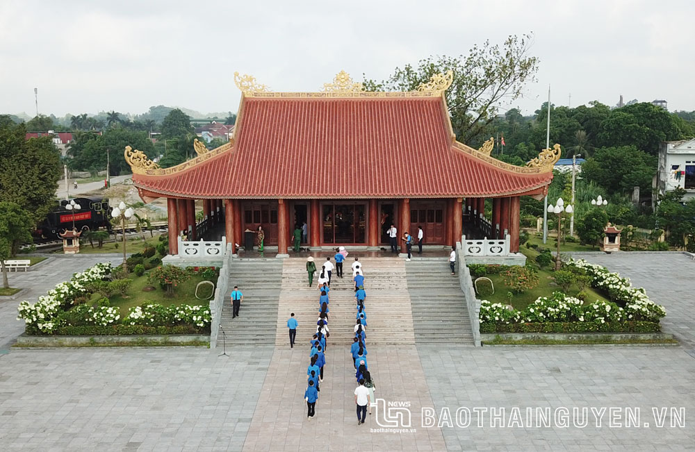  Du khách thăm Khu di tích lịch sử Quốc gia địa điểm lưu niệm các thanh niên xung phong Đại đội 915 - Đội 91 Bắc Thái, ở phường Gia Sàng (TP. Thái Nguyên).