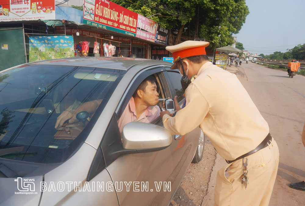  Công an huyện Phú Bình kiểm tra nồng độ cồn của người điều khiển phương tiện giao thông tại đường liên xã Bảo Lý -Xuân Phương.