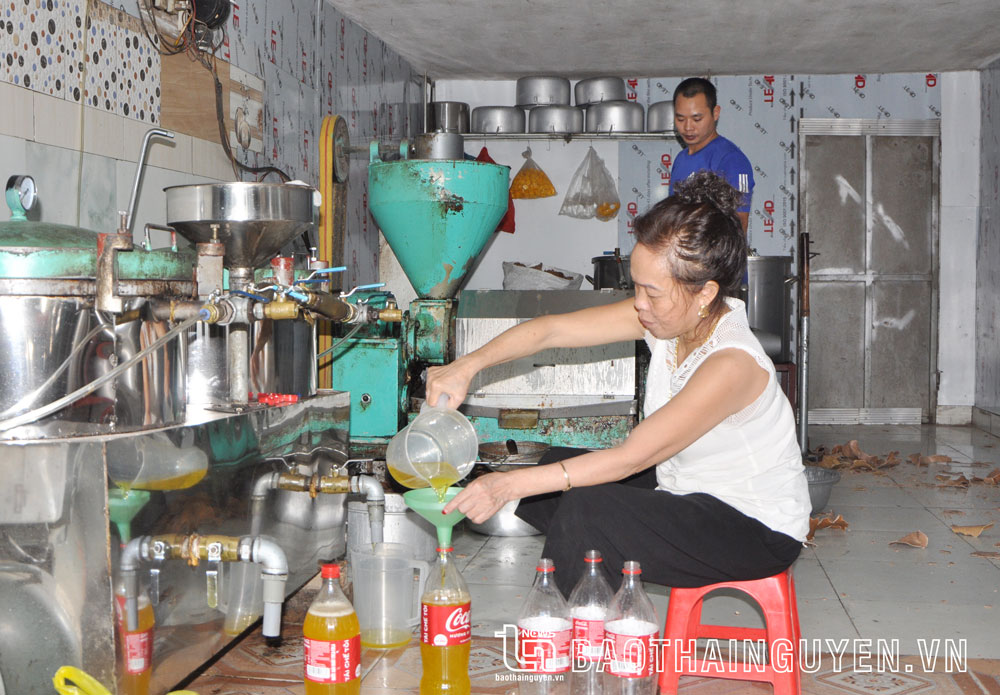 Hợp tác xã trồng và chế biến nông sản Đỗ Viện, ở xã Tân Khánh (Phú Bình), ép dầu lạc cho người dân trên địa bàn.