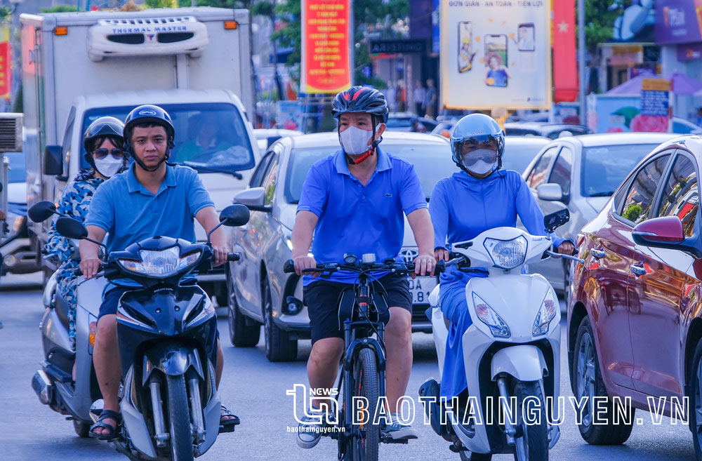  Đội mũ bảo hiểm khi ngồi trên xe mô tô, xe gắn máy, xe đạp đã trở thành thói quen và nét văn hóa của nhiều người.
