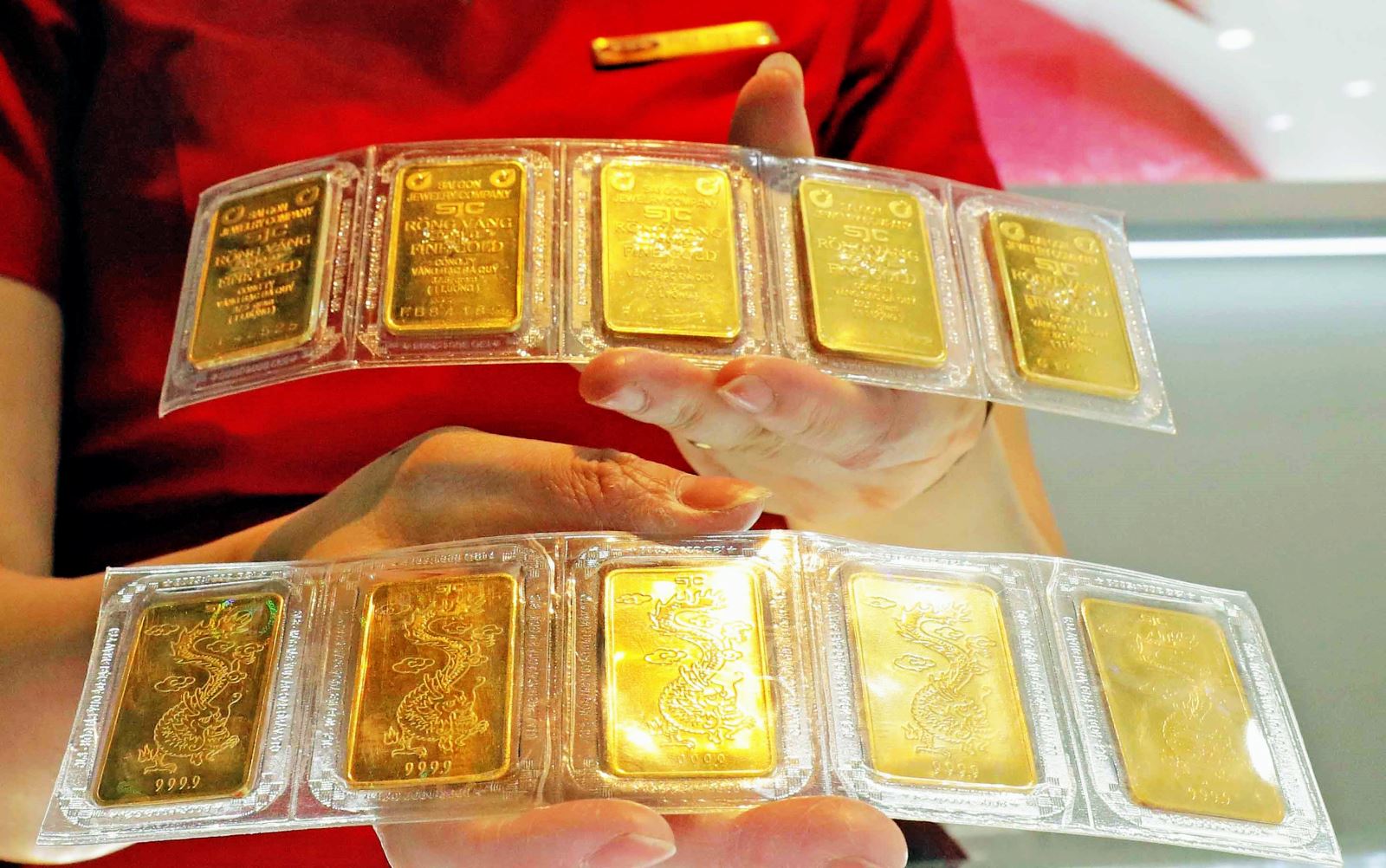  Sản phẩm vàng miếng bày bán tại Công ty vàng Bảo Tín Minh Châu, phố Hoàng Cầu, Hà Nội. Ảnh minh họa: Trần Việt/TTXVN