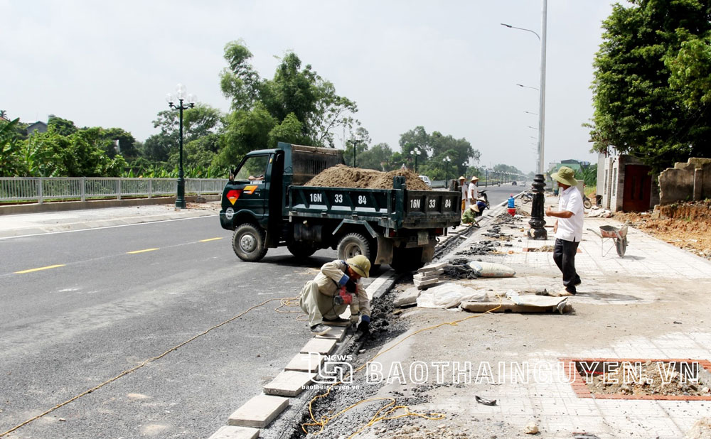  Đơn vị thi công khẩn trương hoàn thiện vỉa hè, hệ thống thoát nước mặt trên tuyến đường Việt Bắc giai đoạn 2.