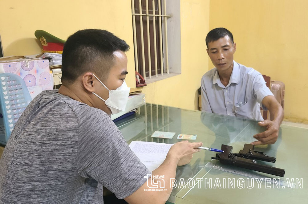  Đối tượng Đoàn Huy Hoan, sinh năm 1973, trú tại xã Khe Mo (Đồng Hỷ), bị bắt vì vận chuyển trái phép 2 khẩu súng ngắn thuộc vũ khí quân dụng. Ảnh tư liệu