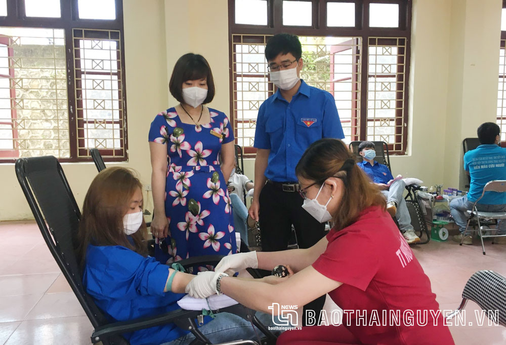 Đoàn viên, thanh niên Trường Cao đẳng Y tế Thái Nguyên tham gia hiến máu tình nguyện, tháng 5-2022.