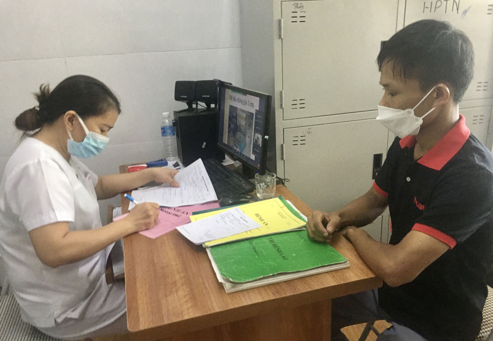  Bác sĩ Lương Thị Hoa, Khoa Kiểm soát, Nhiễm khuẩn và HIV/AIDS (Trung tâm Y tế TP. Thái Nguyên), tư vấn cho người dân cách phòng, chống bệnh lao.