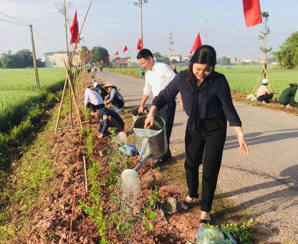  Để có không gian xanh, sạch, đẹp, hằng tuần, xã Thanh Ninh (Phú Bình) đều vận động người dân vệ sinh môi trường và trồng cây xanh.