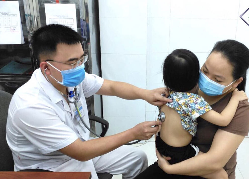 Bác sĩ Bệnh viện A Thái Nguyên khám cho trẻ nhỏ mắc bệnh viêm đường hô hấp thời điểm giao mùa.