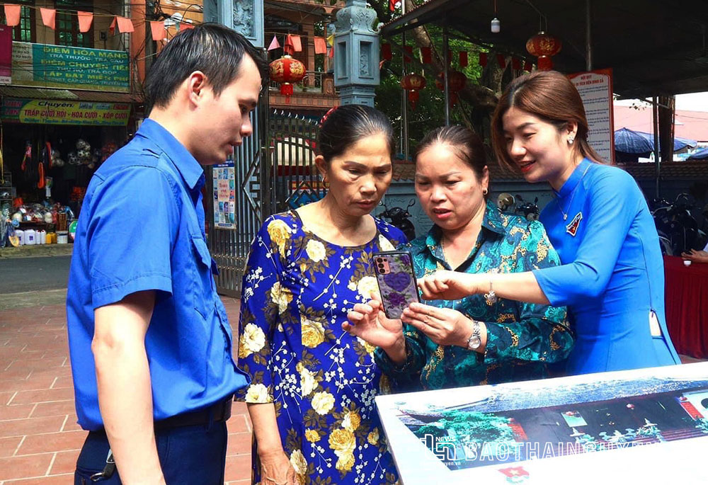 Đoàn viên thanh niên thị trấn Đình Cả (Võ Nhai) hướng dẫn người dân tiếp cận các dịch vụ hành chính công trực tuyến.