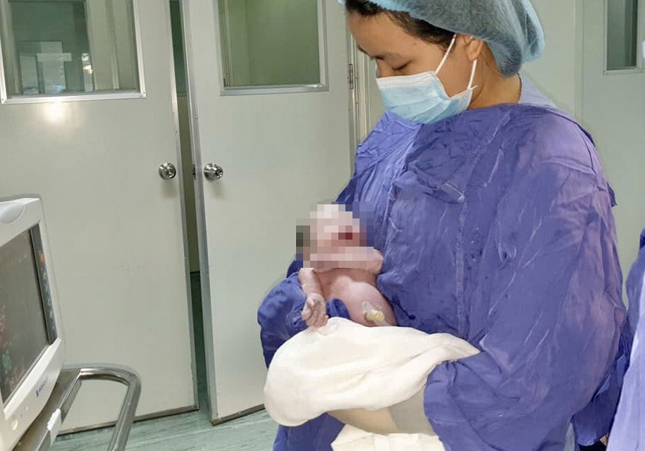 Trẻ sinh ra tại Bệnh viện A Thái Nguyên đều được khám sàng lọc sơ sinh.