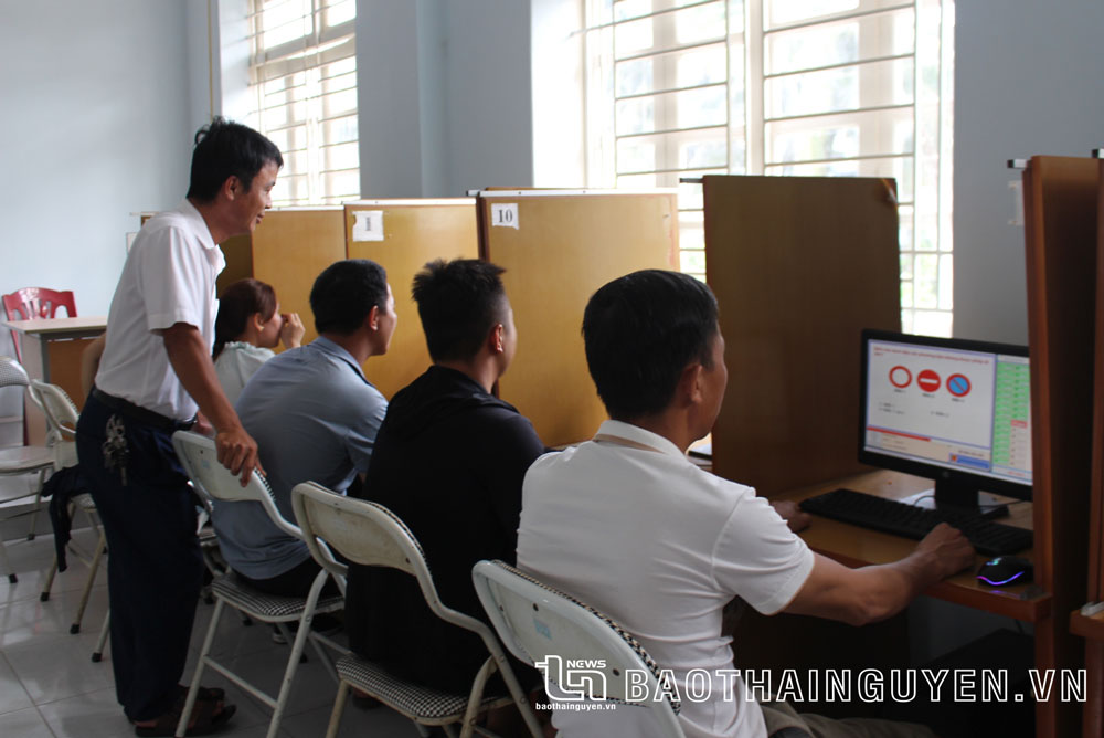  Giáo viên của Phân hiệu Trường Cao đẳng nghề Việt Bắc hướng dẫn học viên ôn luyện phần mềm mô phỏng trước khi sat hạch.