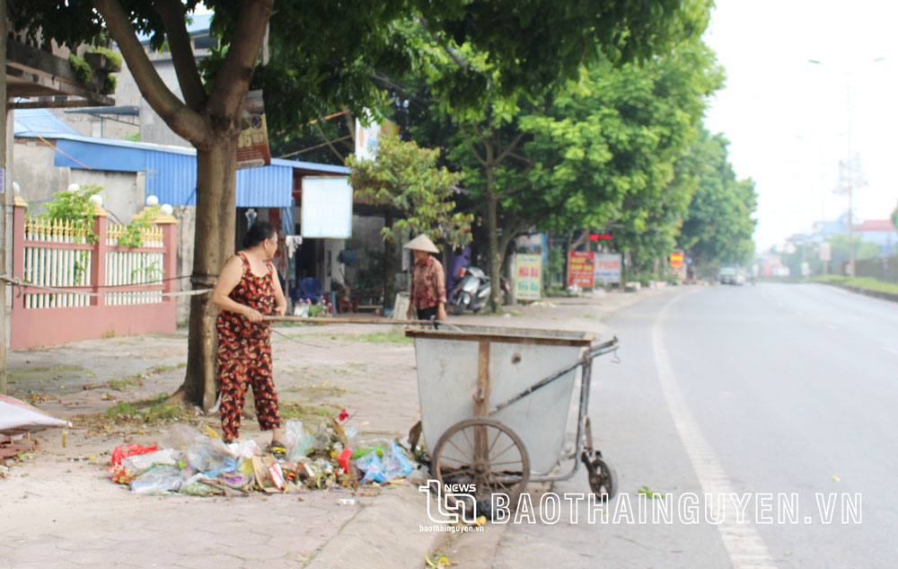 Người dân phường Phố Cò (TP. Sông Công) vẫn có thói quen cho rác thải rắn sinh hoạt vào một túi để bỏ vào xe gom rác.