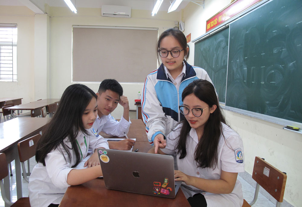  Các thành viên Câu lạc bộ Nắng, Trường THPT Chuyên Thái Nguyên, thực hiện video clip về đồng phục của học sinh Nhà trường.