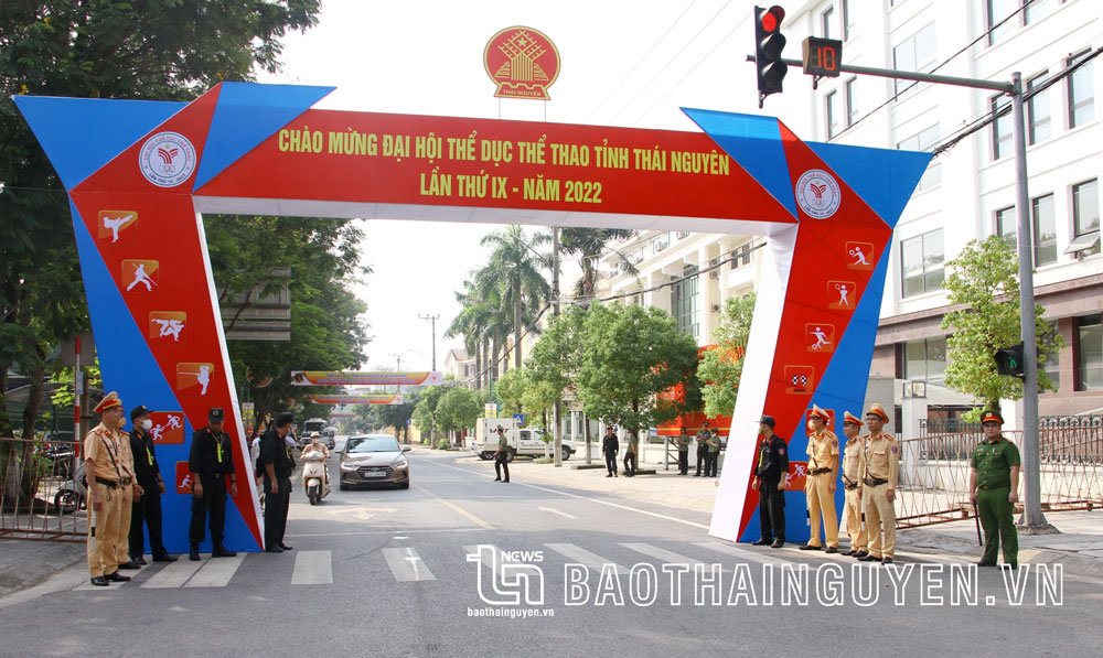 Lực lượng Cảnh sát cơ động và giao thông – trật tự thực hiện nhiệm vụ ở đường Nguyễn Du, TP. Thái Nguyên.