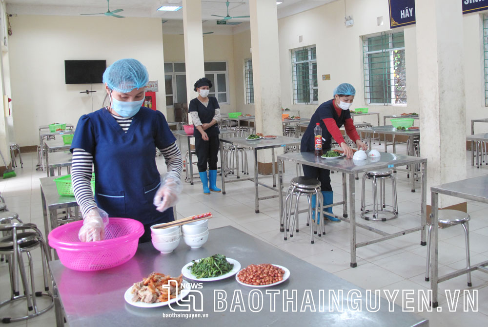 Chuẩn bị bữa ăn cho học sinh nội trú tại Trường PTDTNT THCS Đồng Hỷ.