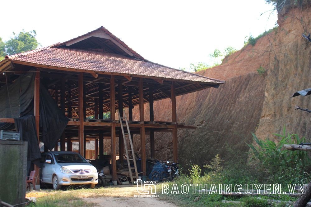  Một hộ dân ở xóm Nà Giàm (xã Nghinh Tường, Võ Nhai) dựng nhà ngay dưới ta luy dương cao hơn 10m.