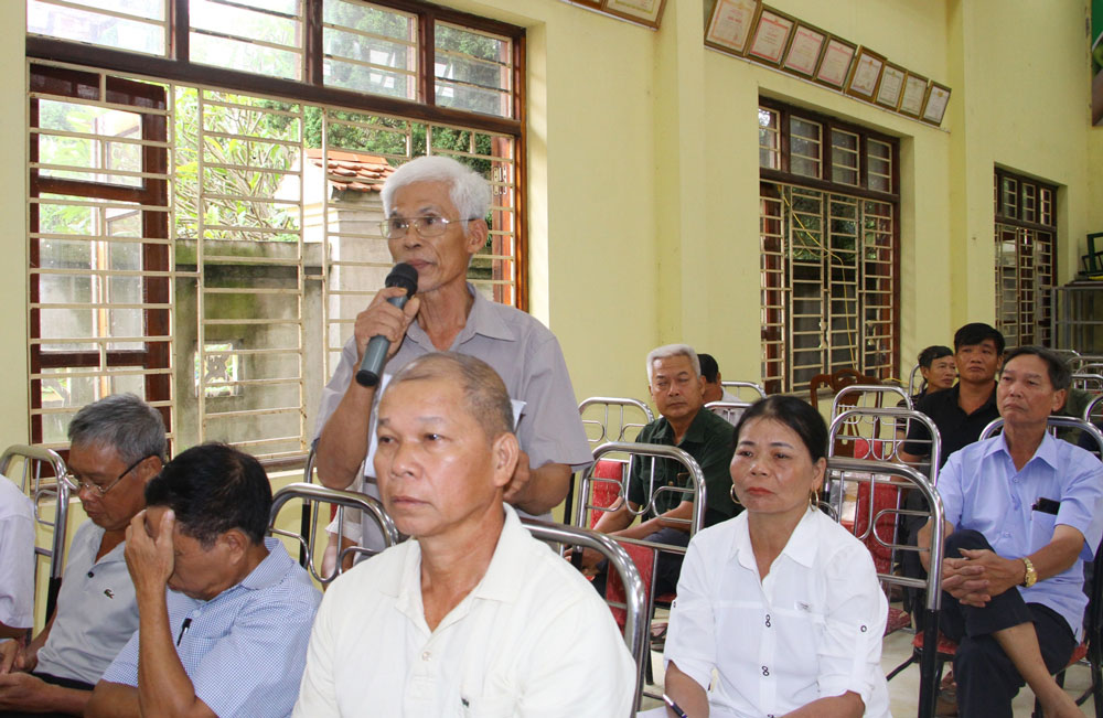  Người dân xã Tức Tranh nêu ý kiến tại Hội nghị tiếp xúc, đối thoại với người đứng đầu cấp uỷ, chính quyền huyện Phú Lương.