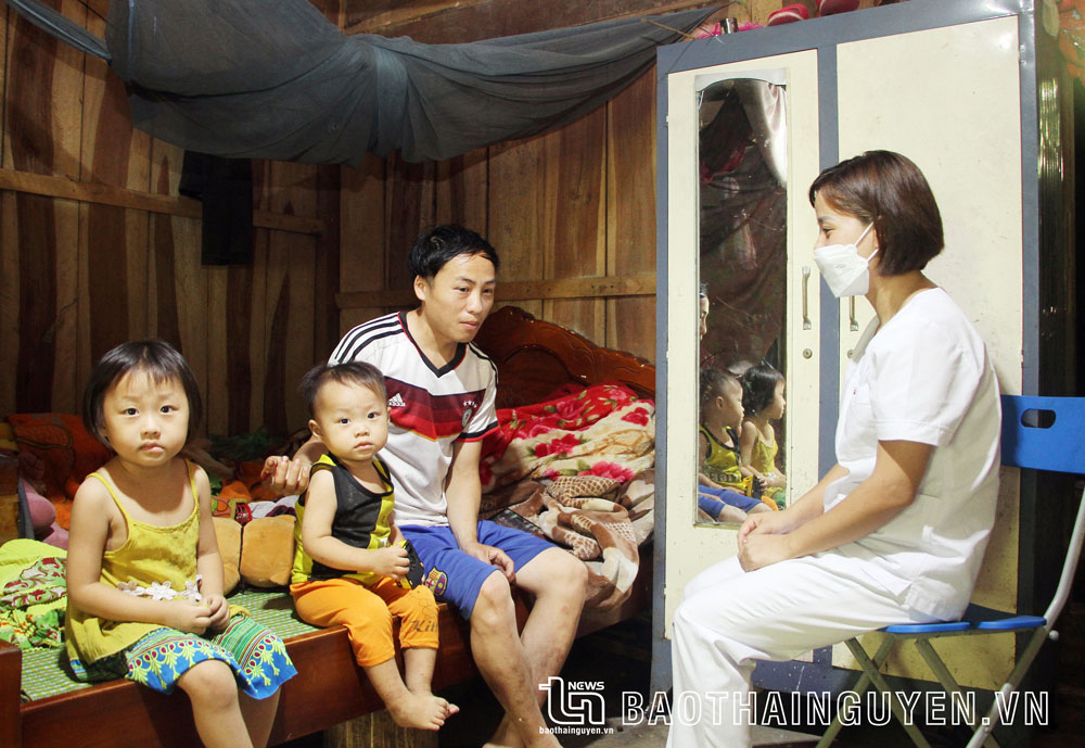  Cán bộ Trạm Y tế xã Cúc Đường đến từng hộ đồng bào dân tộc Mông để tuyên truyền về chính sách dân số, kế hoạch hóa gia đình.