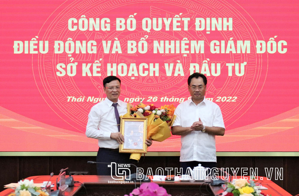  Đồng chí Chủ tịch UBND tỉnh Trịnh Việt Hùng chúc mừng tân Giám đốc Sở Kế hoạch và Đầu tư Hà Văn Dương.