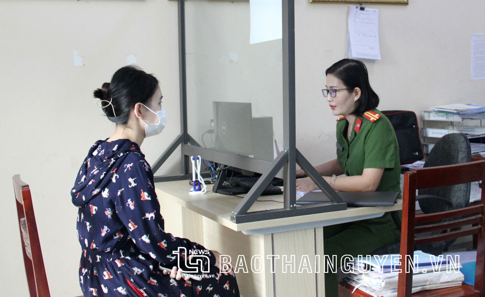  Công dân đến trụ sở Công an phường Quang Trung (TP. Thái Nguyên) đăng ký thay đổi cư trú.