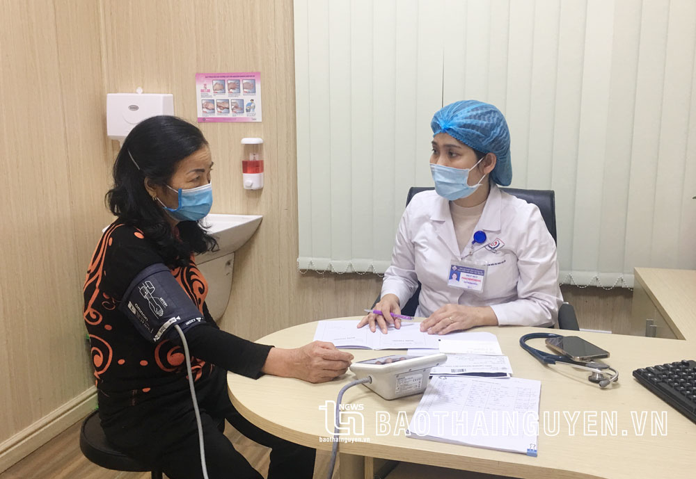  Bác sĩ Bệnh viện Trung ương Thái Nguyên tư vấn cho người cao tuổi mắc các bệnh mạn tính như tiểu đường, cao huyết áp.