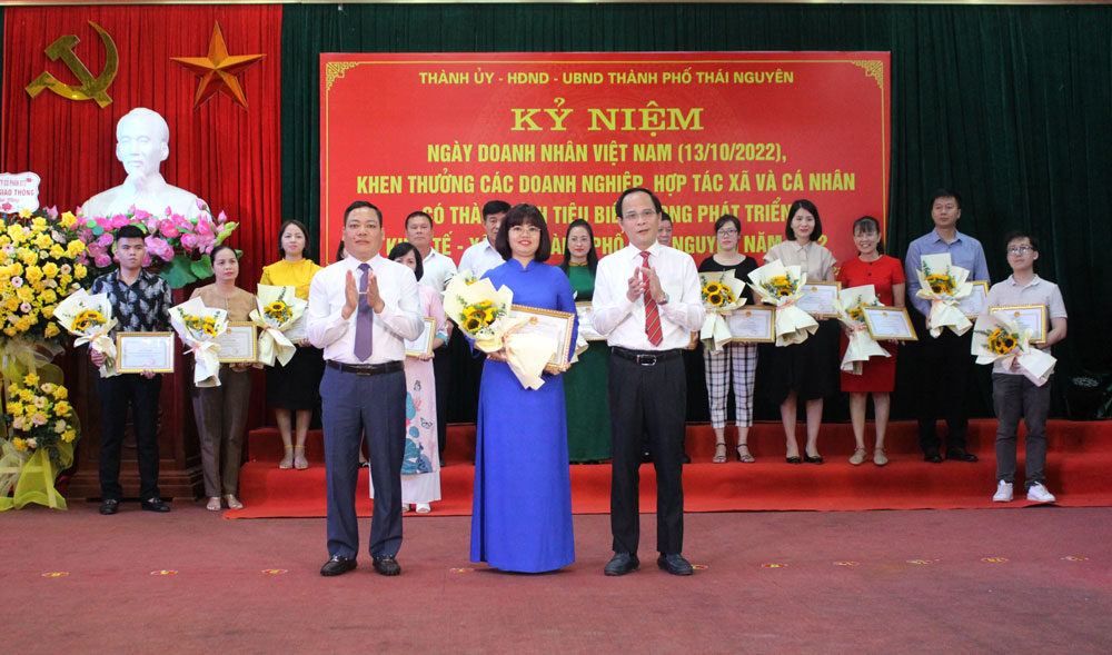  Lãnh đạo TP. Thái Nguyên tặng Giấy khen cho các tập thể có thành tích tiêu biểu.