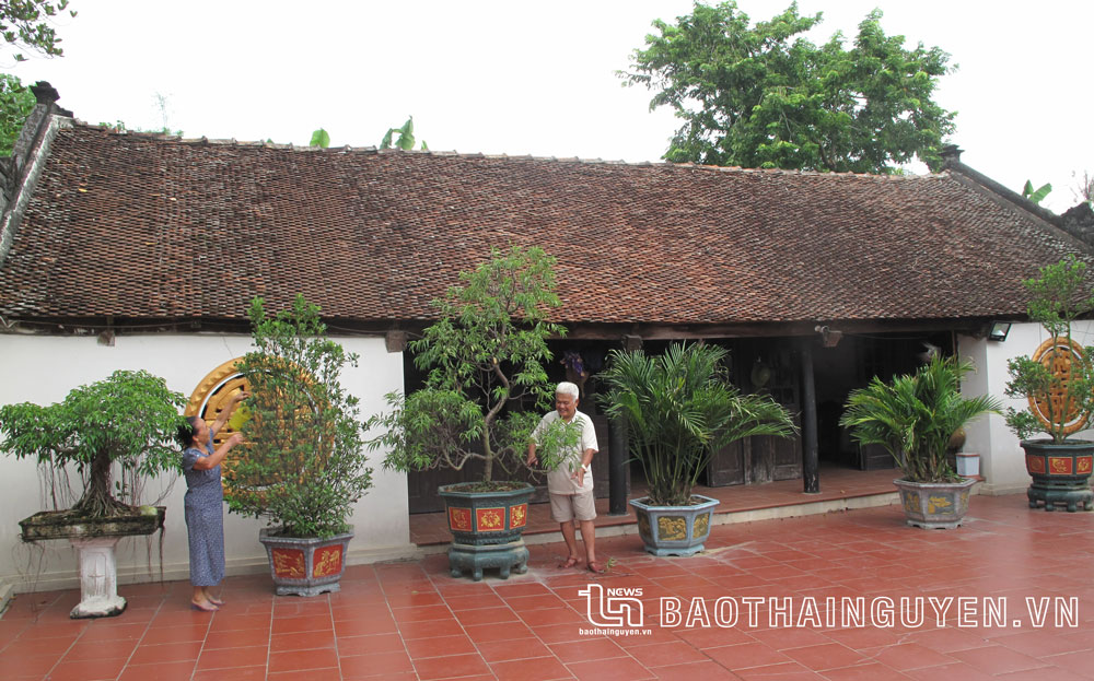  Ngôi nhà có tuổi đời trên 140 năm của gia đình ông Hoàng Việt Dũng, ở tổ dân phố Giã Thù 2, Tiên Phong, được gia đình bảo tồn, giữ gìn qua 3 đời.