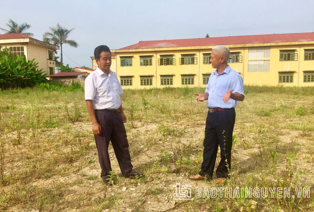  Ông Vũ Văn Bộ (bên trái) bên phần đất hiến để làm sân tập thể dục cho Trường THCS Dương Thành (Phú Bình).
